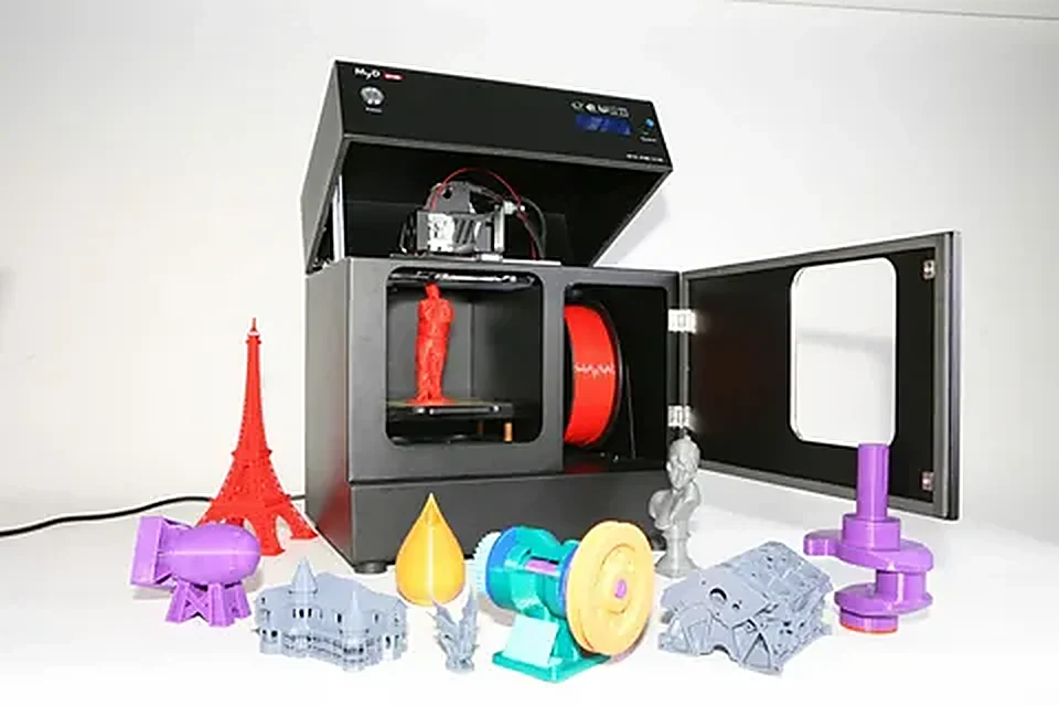Desktop FDM 3D printer with printed models